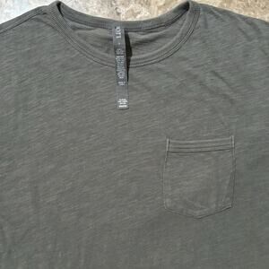 Vuori Shirt Mens Small The Rise Tee Green Stretch Lightweight Yoga Gym Knit